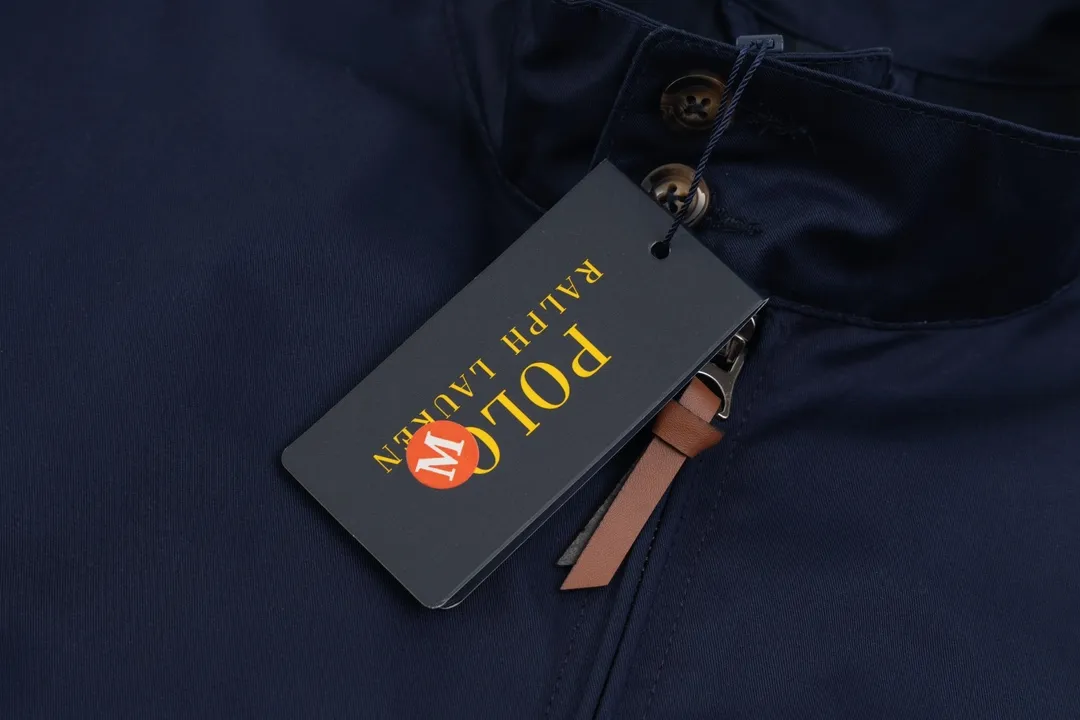 P306 💰Ralph Lauren/Ralph Lauren American vintage classic lapel old cadre retro jacket, thickened in autumn and winter, woolen lining, classic design, timeless classic, thick cotton fabric, showing a sense of vintage, collar and cuffs colorful plaid embellishment, looks good on both men and women, comfortable and comfortable, focuses on relaxed retro YYDS, one for each man and woman, an indispensable piece for autumn and winter, the hottest jacket at the moment The 100% cotton twill is thick and thick, and the pure cotton colorful plaid lining is distinguished by digital printing in the market. Exquisite embroidery. The Harrington jacket has a loose fit, is short and fat, and is super versatile. It is clean-fitting and is perfect for men and women!   Color: Khaki Navy Black Size: M/L/XL Item No.: 101579